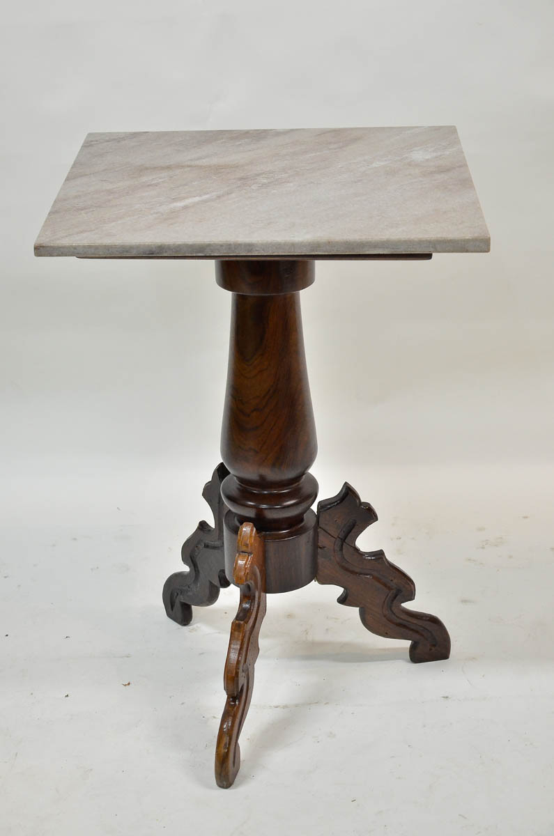 Mesa bar c/ pe de jacaranda e tampo de mármore. Med. 50 x 50cm, alt...