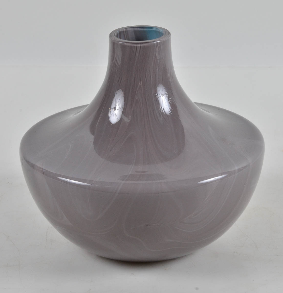 Vaso em murano cinza, feitio bojudo - anos 50. Alt.21 cm.