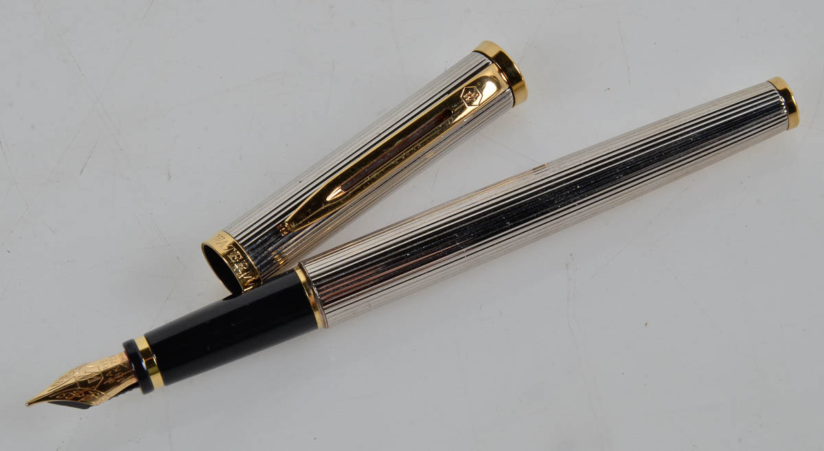 Caneta tinteiro WATERMAN prateada - pena 18K