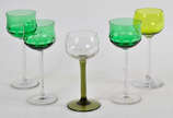Conjunto de 5 calices diversos  em cristal na c... - Conjunto de 5 calices diversos  em cristal na cor verde.