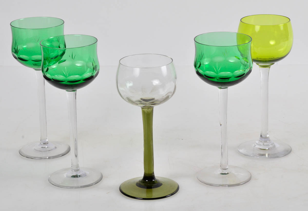 Conjunto de 5 calices diversos em cristal na cor verde.