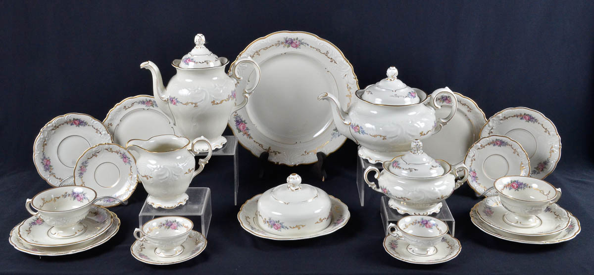 Serviço de chá e café de porcelana KPM na cor bege com flores em...