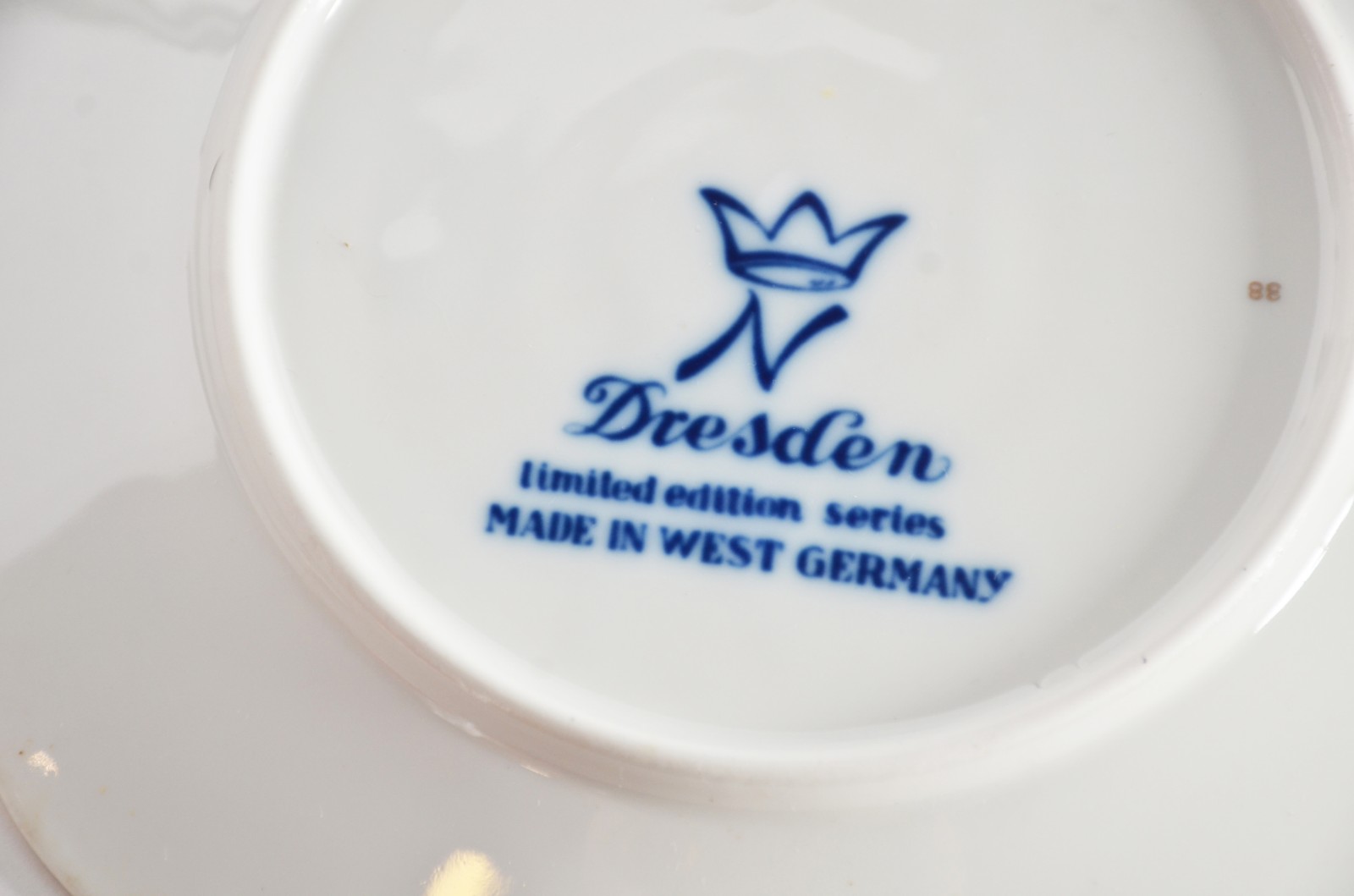 Quatro pratos de porcelana alemã de Dresden, edições limitadas, com... - foto 4 de 6