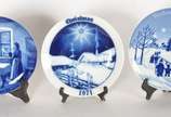 Cinco pratos de porcelana alemã, edições comemo... - Cinco pratos de porcelana alemã, edições comemorativas decorados com cenas natalinas em azul e branco.