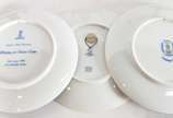 Cinco pratos de porcelana alemã, edições comemo... - Cinco pratos de porcelana alemã, edições comemorativas decorados com cenas natalinas em azul e branco.
