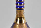 Grande garrafa de cristal tcheco azul com detal... - Grande garrafa de cristal tcheco azul com detalhes dourados, alt. 54 cm.