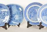 Quatro pratos de porcelana sueca, edições limit... - Quatro pratos de porcelana sueca, edições limitadas, comemorativos ao dia dos pais e das mães, decorados com cenas do cotidiano em azul e branco.
