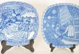Quatro pratos de porcelana sueca, edições limit... - Quatro pratos de porcelana sueca, edições limitadas, comemorativos ao dia dos pais e das mães, decorados com cenas do cotidiano em azul e branco.