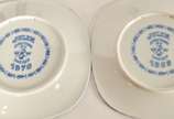 Quatro pratos de porcelana sueca, edições limit... - Quatro pratos de porcelana sueca, edições limitadas, comemorativos ao dia dos pais e das mães, decorados com cenas do cotidiano em azul e branco.
