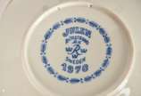 Quatro pratos de porcelana sueca, edições limit... - Quatro pratos de porcelana sueca, edições limitadas, comemorativos ao dia dos pais e das mães, decorados com cenas do cotidiano em azul e branco.