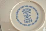 Quatro pratos de porcelana sueca, edições limit... - Quatro pratos de porcelana sueca, edições limitadas, comemorativos ao dia dos pais e das mães, decorados com cenas do cotidiano em azul e branco.