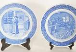 Quatro pratos de porcelana sueca, edições limit... - Quatro pratos de porcelana sueca, edições limitadas, comemorativos ao dia dos pais e das mães, decorados com cenas do cotidiano em azul e branco.