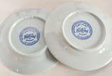 Quatro pratos de porcelana sueca, edições limit... - Quatro pratos de porcelana sueca, edições limitadas, comemorativos ao dia dos pais e das mães, decorados com cenas do cotidiano em azul e branco.