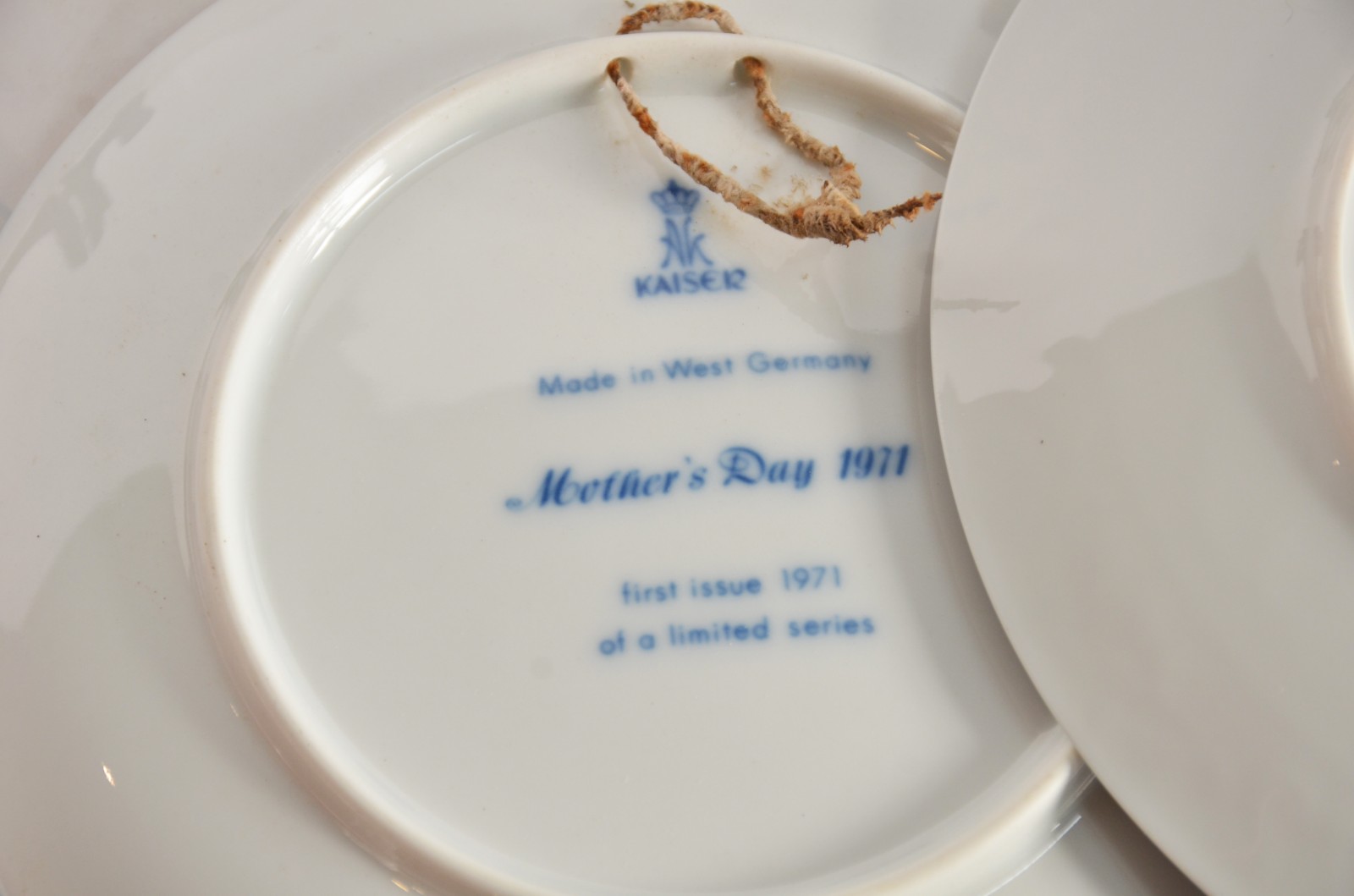 Cinco pratos de porcelana alemã Kaiser, séries limitadas, decorados... - foto 6 de 10
