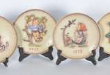 GOEBEL,  - Quatro pratos de porcelana alemã Goebel feitos pelo artista M.J.Hummel em edições anuais, decorados com figuras de crianças em policromia, e datados d