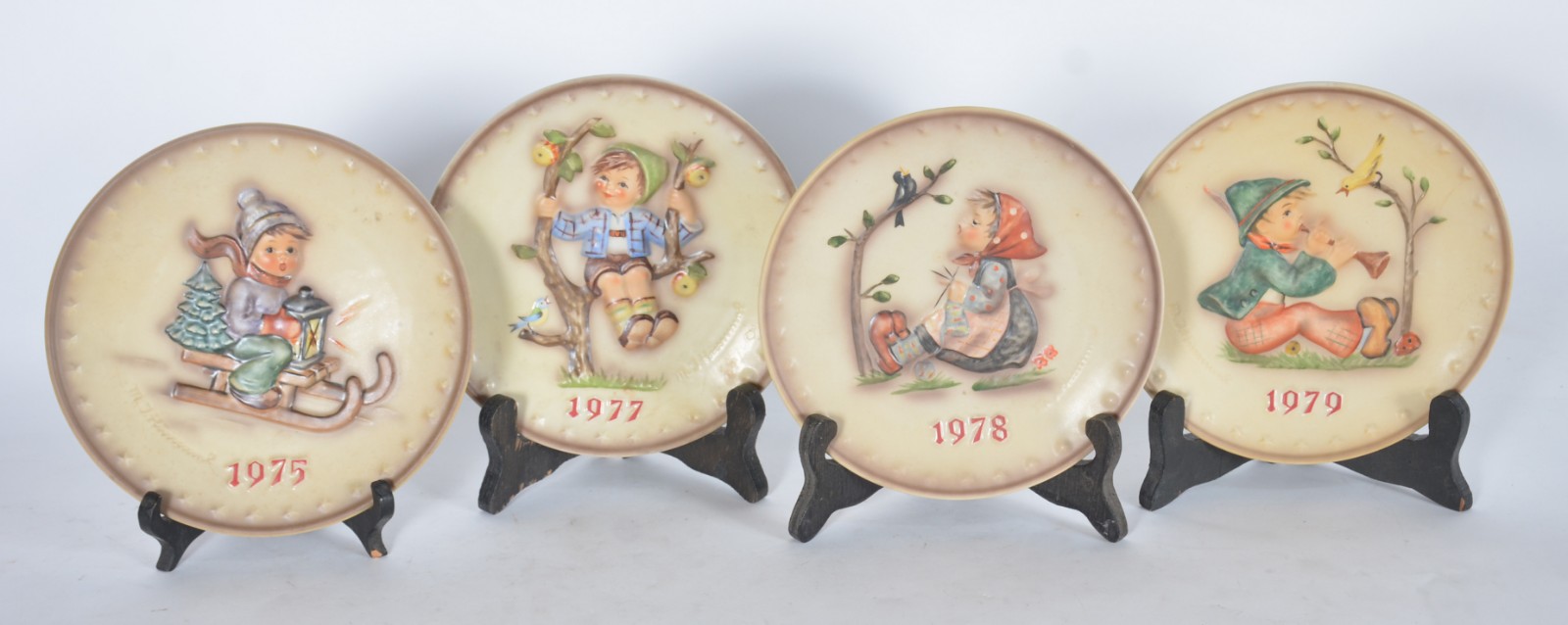 Quatro pratos de porcelana alemã Goebel feitos pelo artista... - foto 1 de 6