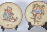 GOEBEL,  - Quatro pratos de porcelana alemã Goebel feitos pelo artista M.J.Hummel em edições anuais, decorados com figuras de crianças em policromia, e datados d