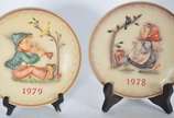 GOEBEL,  - Quatro pratos de porcelana alemã Goebel feitos pelo artista M.J.Hummel em edições anuais, decorados com figuras de crianças em policromia, e datados d