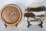 Dois pratos decorativos, sendo um de bronze rep... - Dois pratos decorativos, sendo um de bronze representando Frederic Remington, "the bronco buster", edição numerada; e outro de porcelana america...