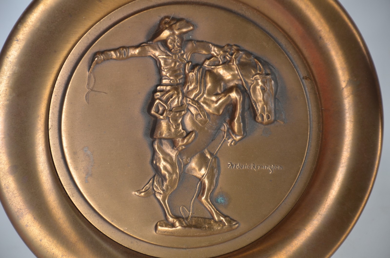 Dois pratos decorativos, sendo um de bronze representando Frederic... - foto 2 de 8