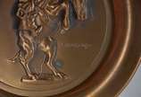 Dois pratos decorativos, sendo um de bronze rep... - Dois pratos decorativos, sendo um de bronze representando Frederic Remington, "the bronco buster", edição numerada; e outro de porcelana america...