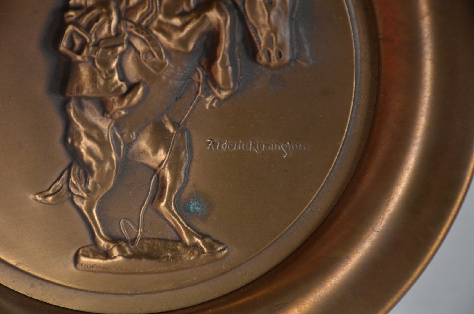 Dois pratos decorativos, sendo um de bronze representando Frederic... - foto 3 de 8