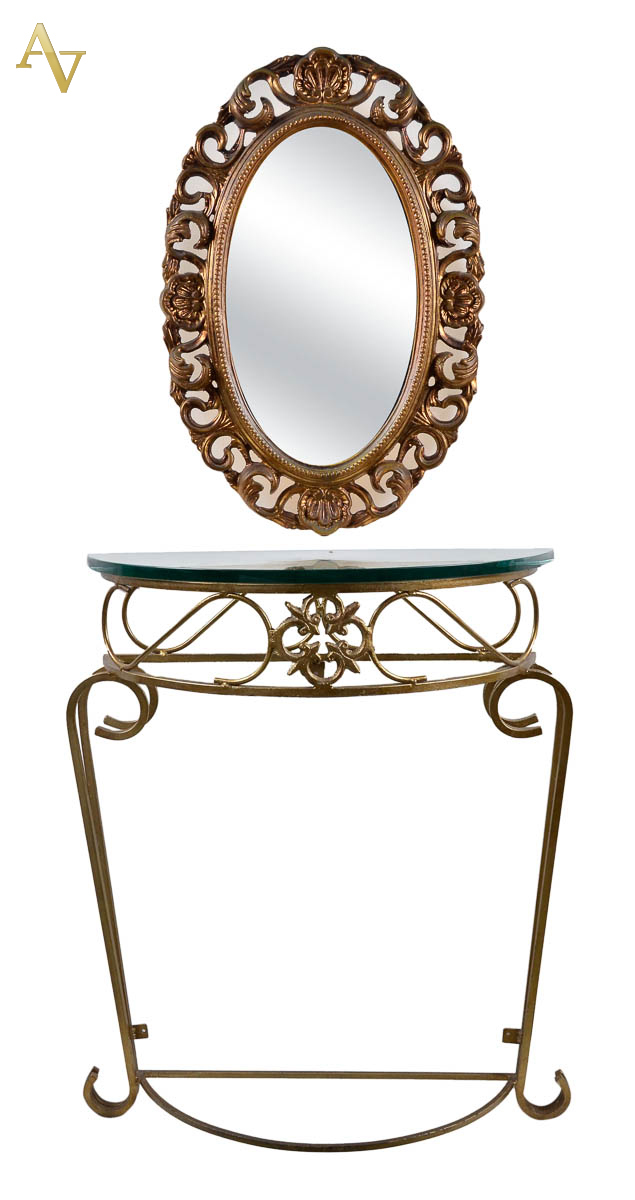 Console de metal dourado e tampo de vidro (med. 71 x 31 alt. 91 cm)...