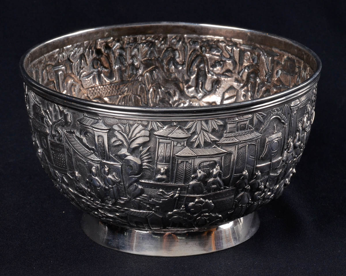Bowl de prata oriental decorado com guerreiros e pagodes em relevo...