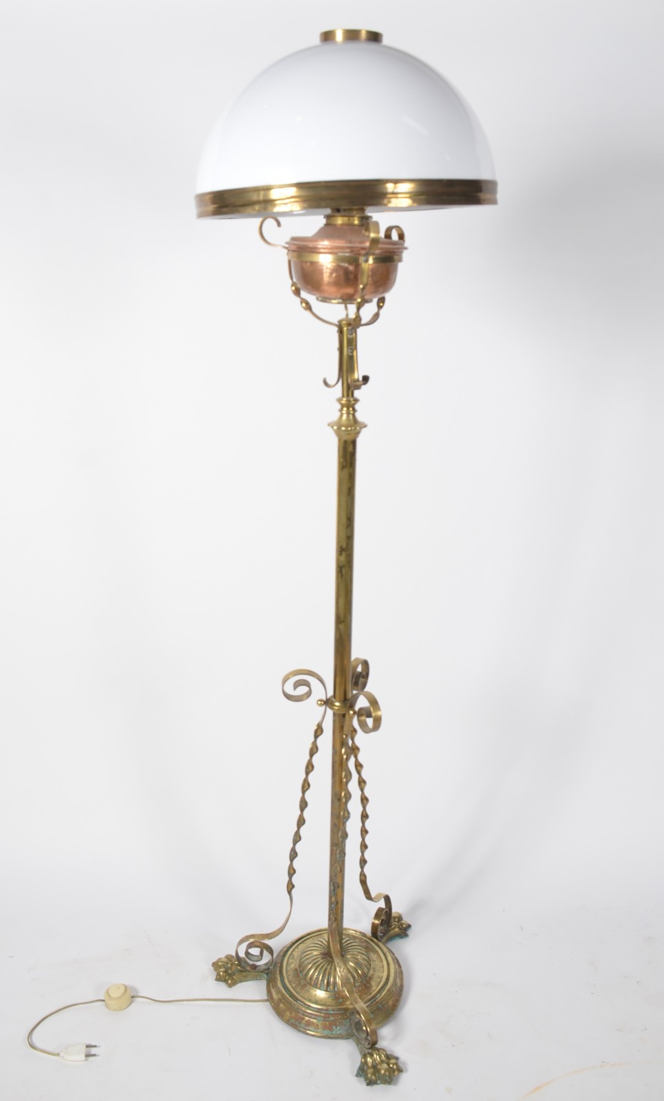 Elegante abatjour de pé de metal dourado com cúpula de vidro leitoso... - foto 2 de 10