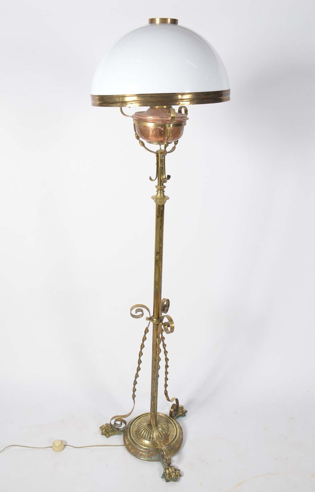 Elegante abatjour de pé de metal dourado com cúpula de vidro leitoso... - foto 1 de 10