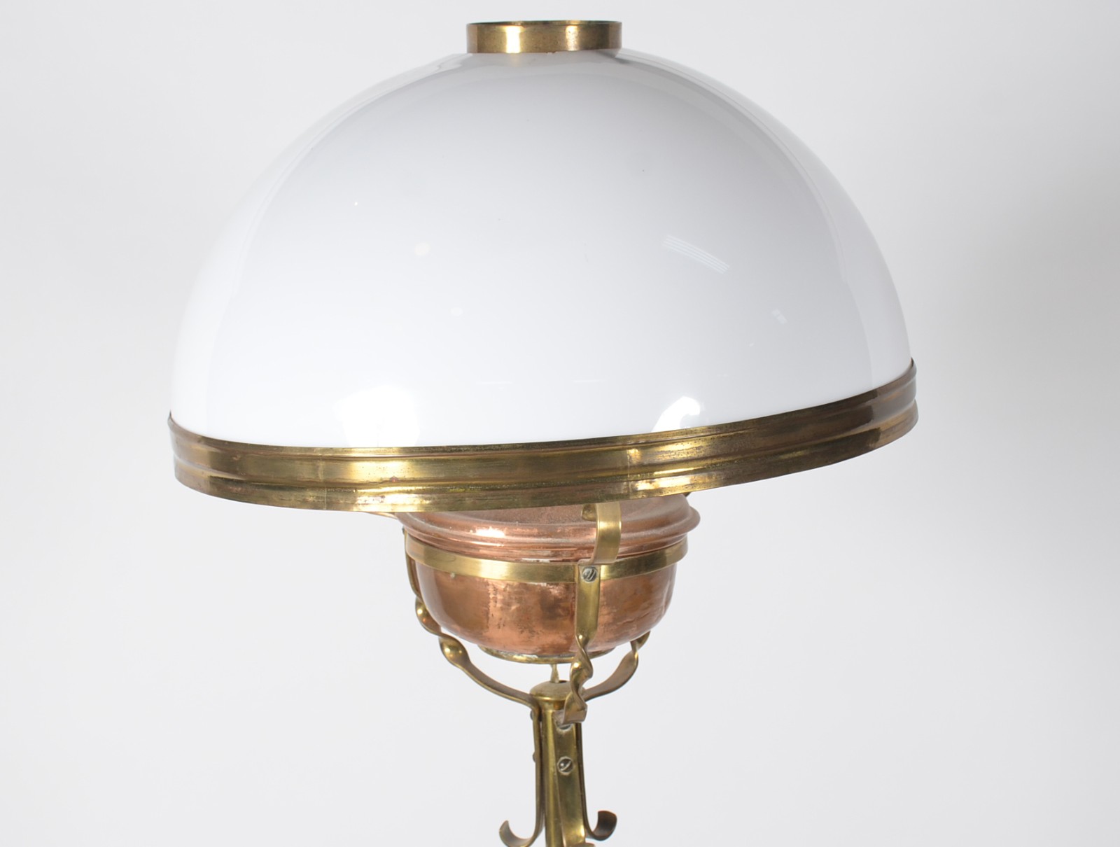 Elegante abatjour de pé de metal dourado com cúpula de vidro leitoso... - foto 3 de 10
