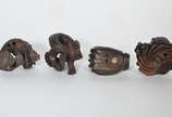 Quatro netsukes orientais de madeira entalhada ... - Quatro netsukes orientais de madeira entalhada representando dragões e peixes.