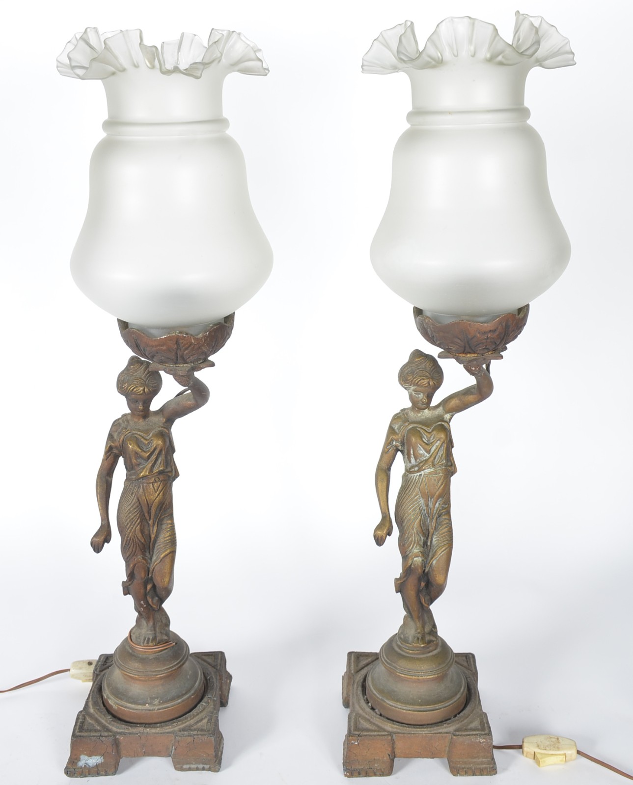 Par de abatjoures de metal dourado, base com figura feminina, cúpulas... - foto 1 de 8