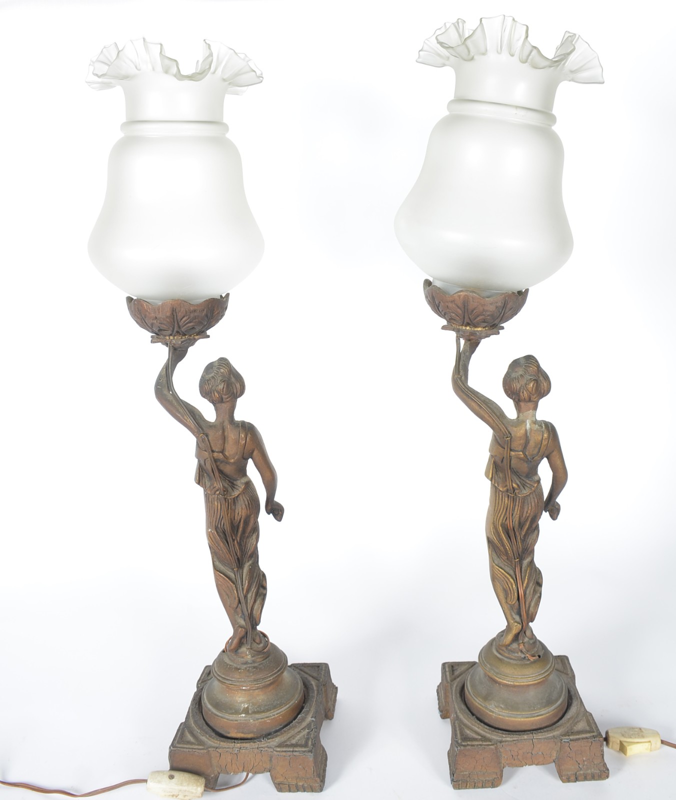 Par de abatjoures de metal dourado, base com figura feminina, cúpulas... - foto 2 de 8