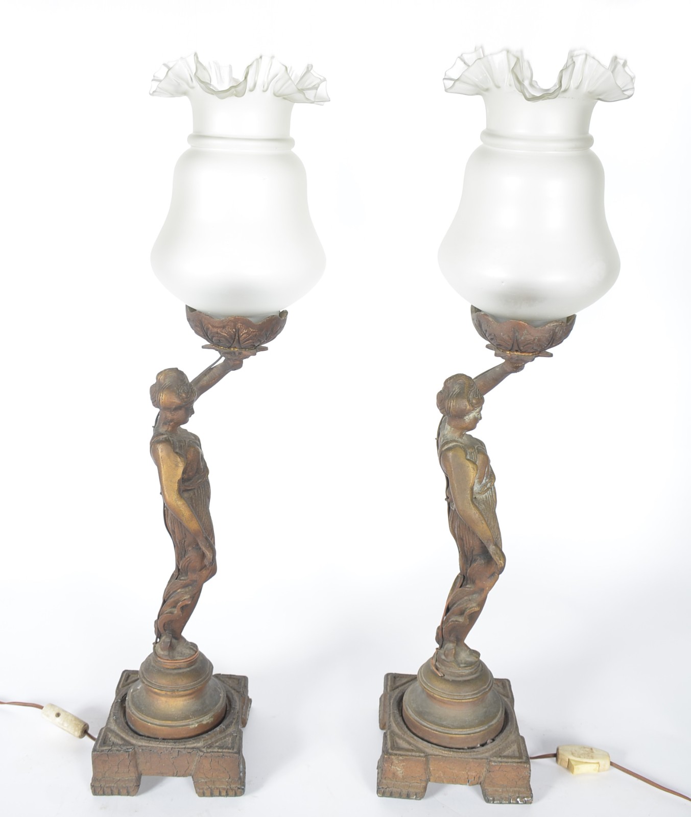 Par de abatjoures de metal dourado, base com figura feminina, cúpulas... - foto 3 de 8
