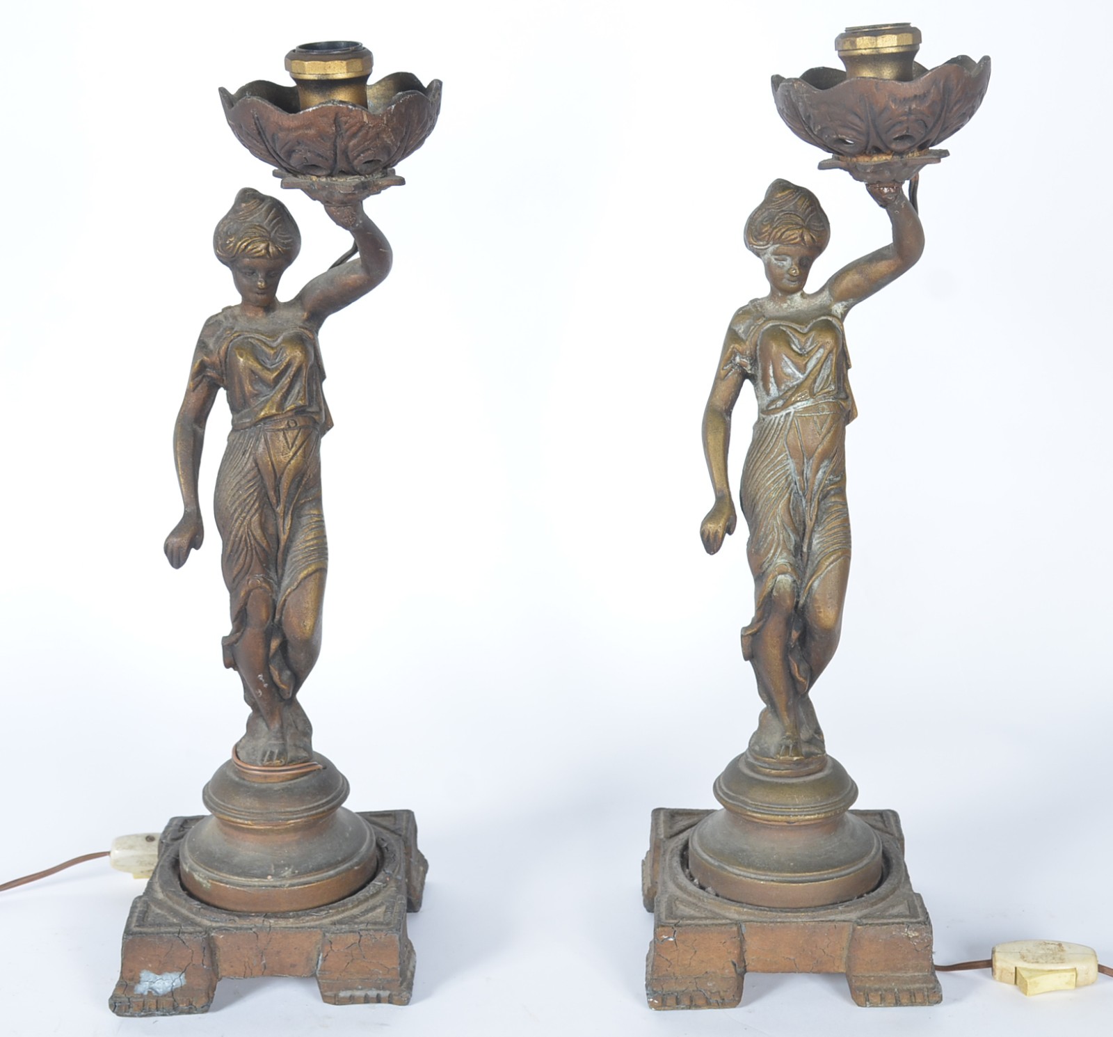 Par de abatjoures de metal dourado, base com figura feminina, cúpulas... - foto 4 de 8