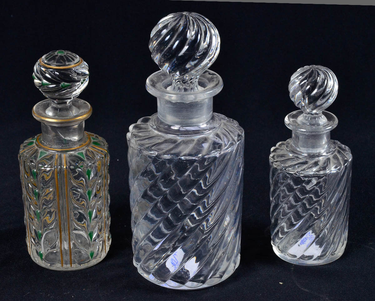 Conjunto de tres potes de cristal BACARAT e 1 copo vermelho, marcados...