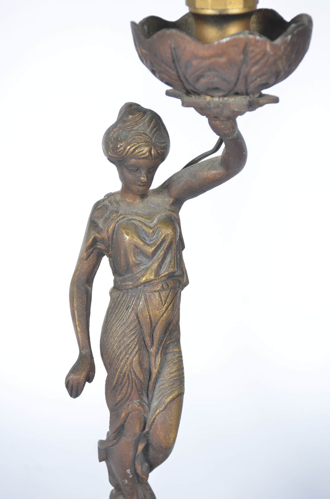 Par de abatjoures de metal dourado, base com figura feminina, cúpulas... - foto 5 de 8
