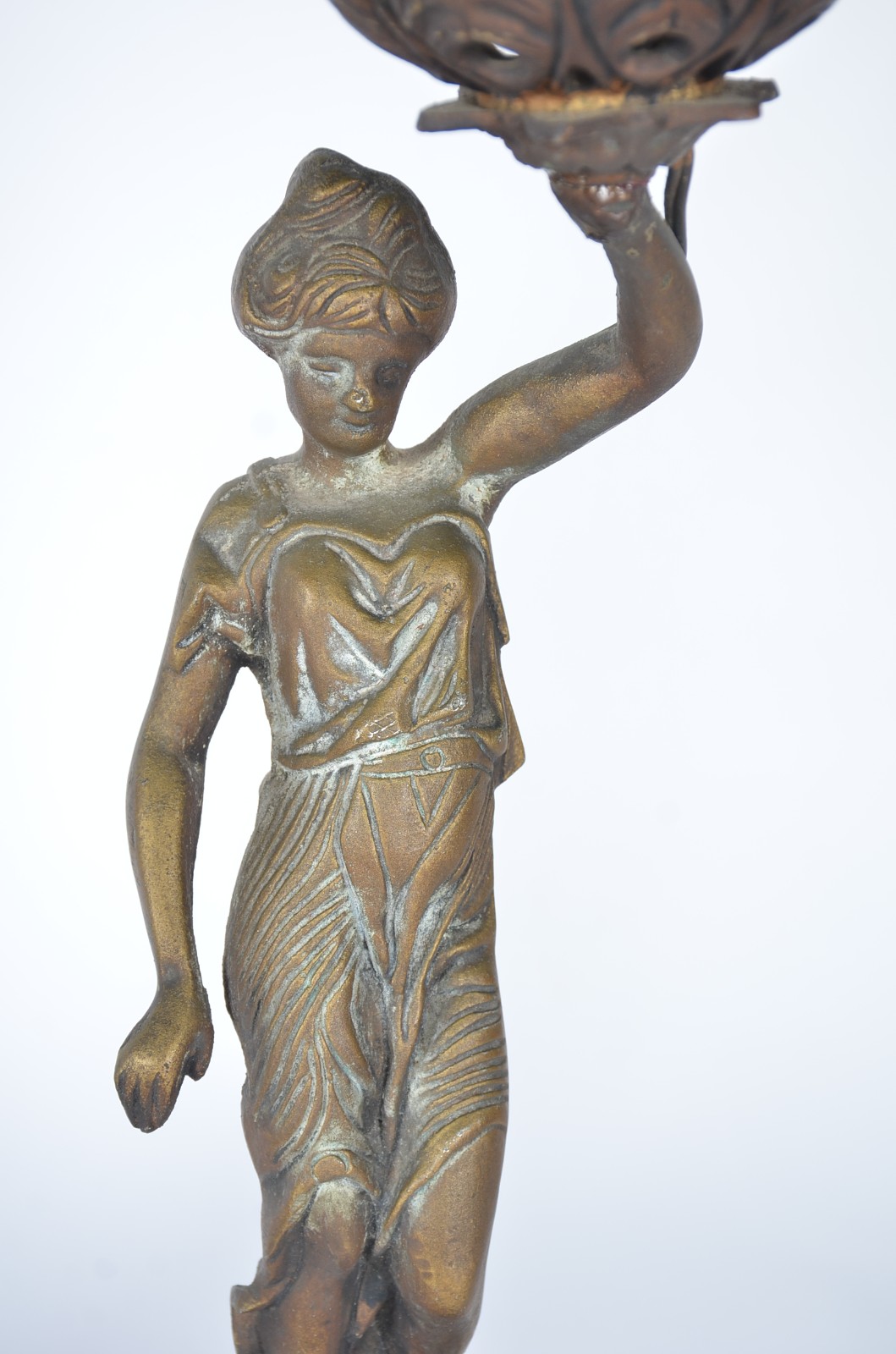 Par de abatjoures de metal dourado, base com figura feminina, cúpulas... - foto 6 de 8