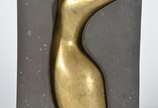 HELIO RODRIGUES ( 1949),  - Escultura de bronze representando torso feminino.