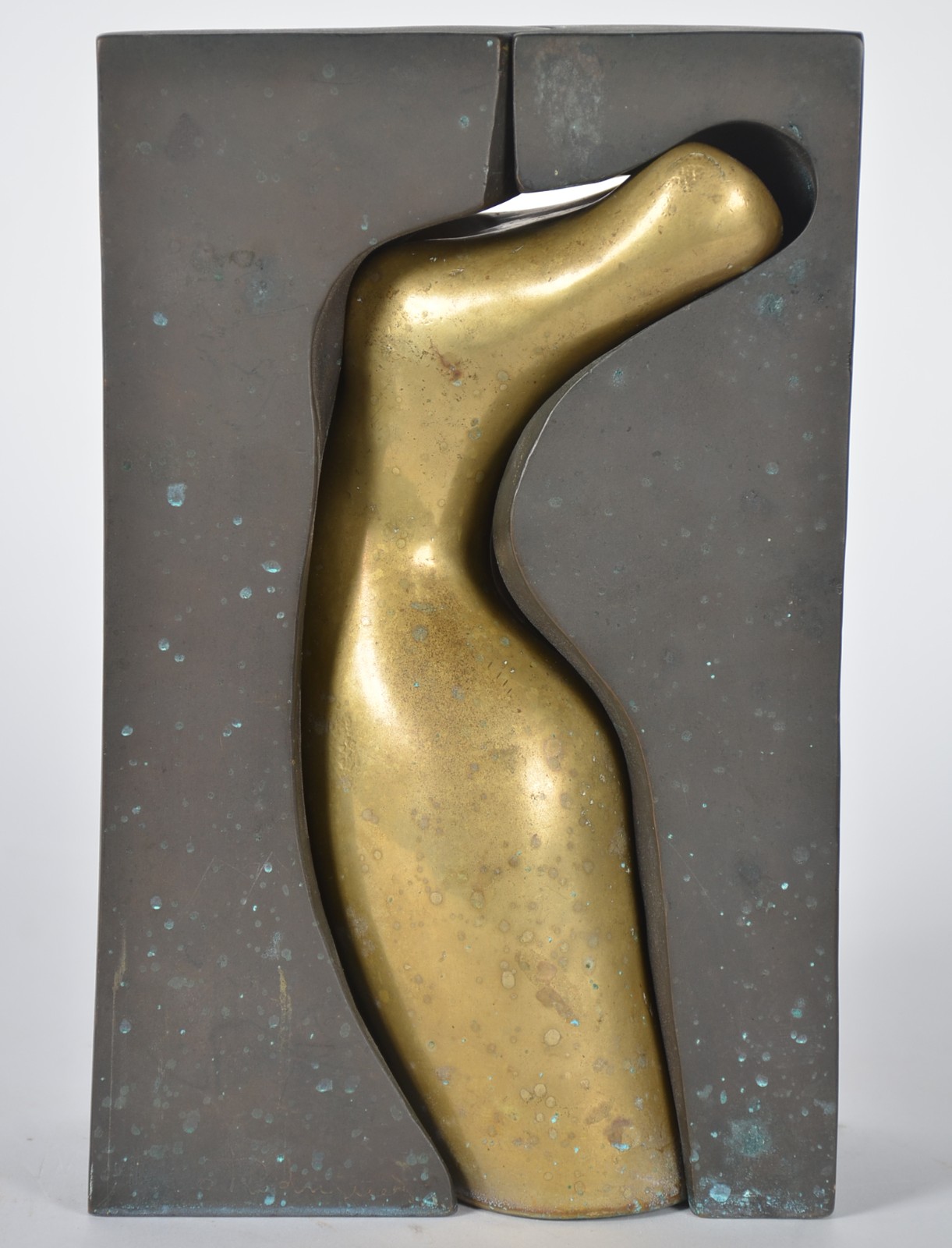 Escultura de bronze representando torso feminino. - foto 1 de 10