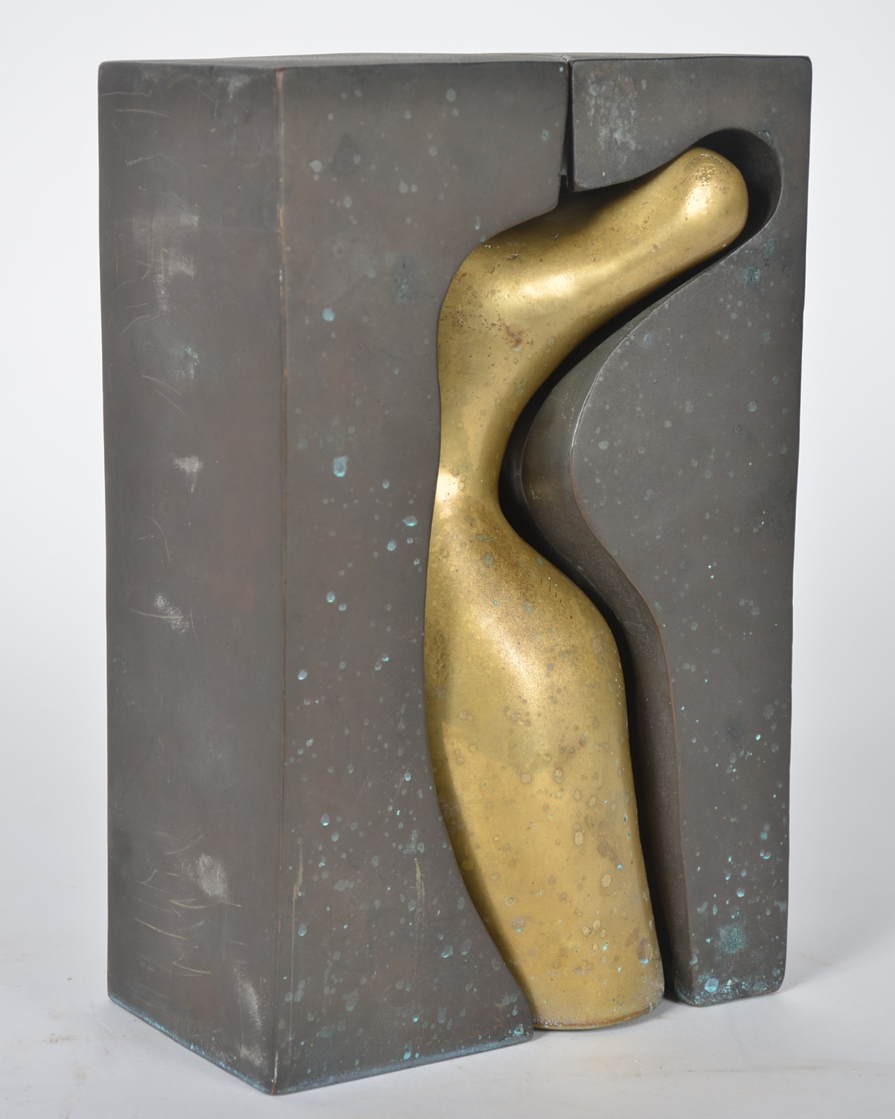 Escultura de bronze representando torso feminino. - foto 2 de 10