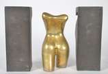 HELIO RODRIGUES ( 1949),  - Escultura de bronze representando torso feminino.