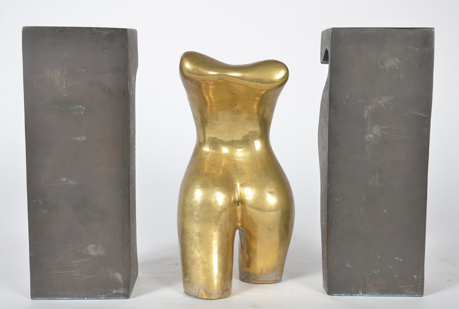 Escultura de bronze representando torso feminino. - foto 3 de 10