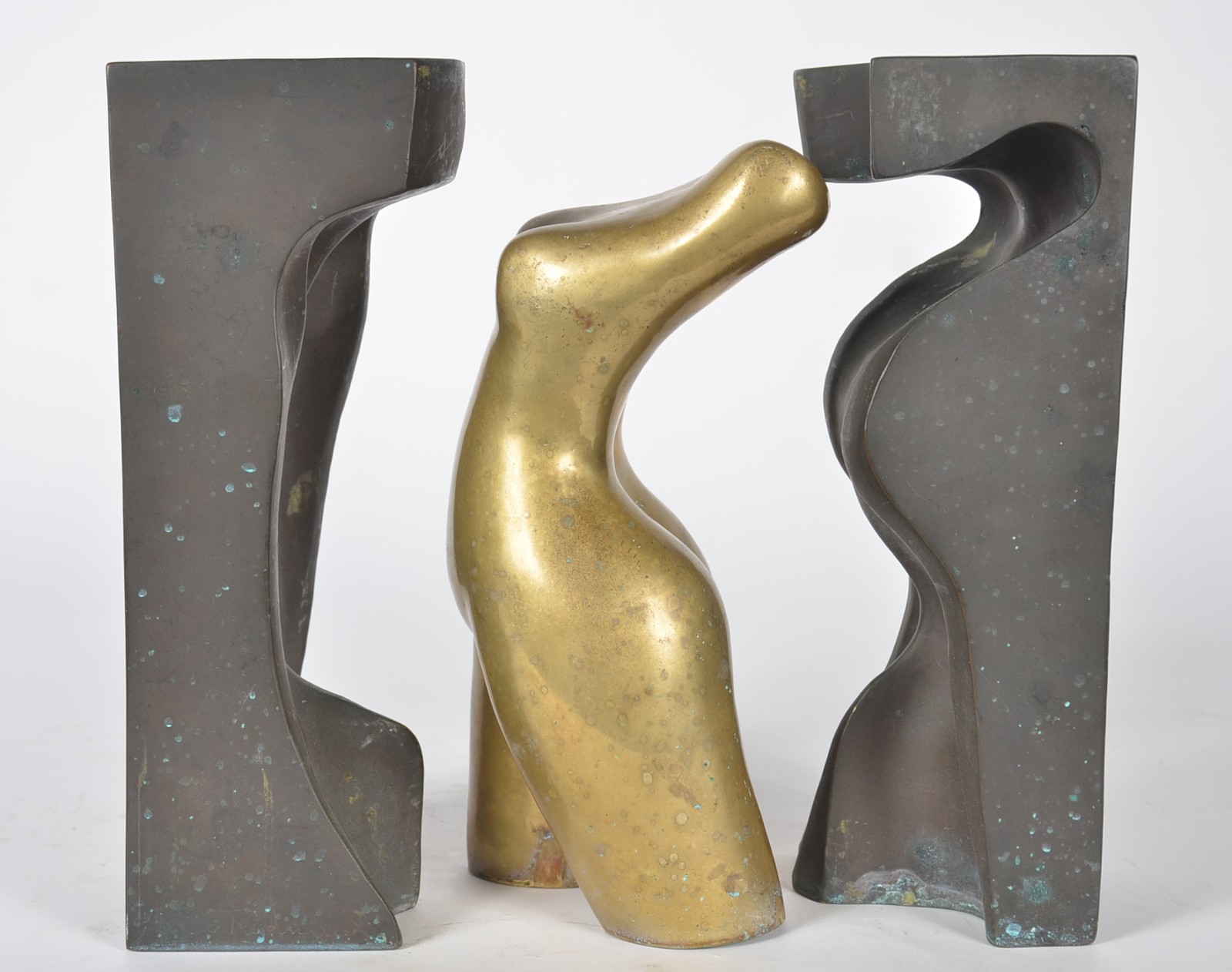 Escultura de bronze representando torso feminino. - foto 4 de 10