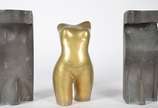 HELIO RODRIGUES ( 1949),  - Escultura de bronze representando torso feminino.