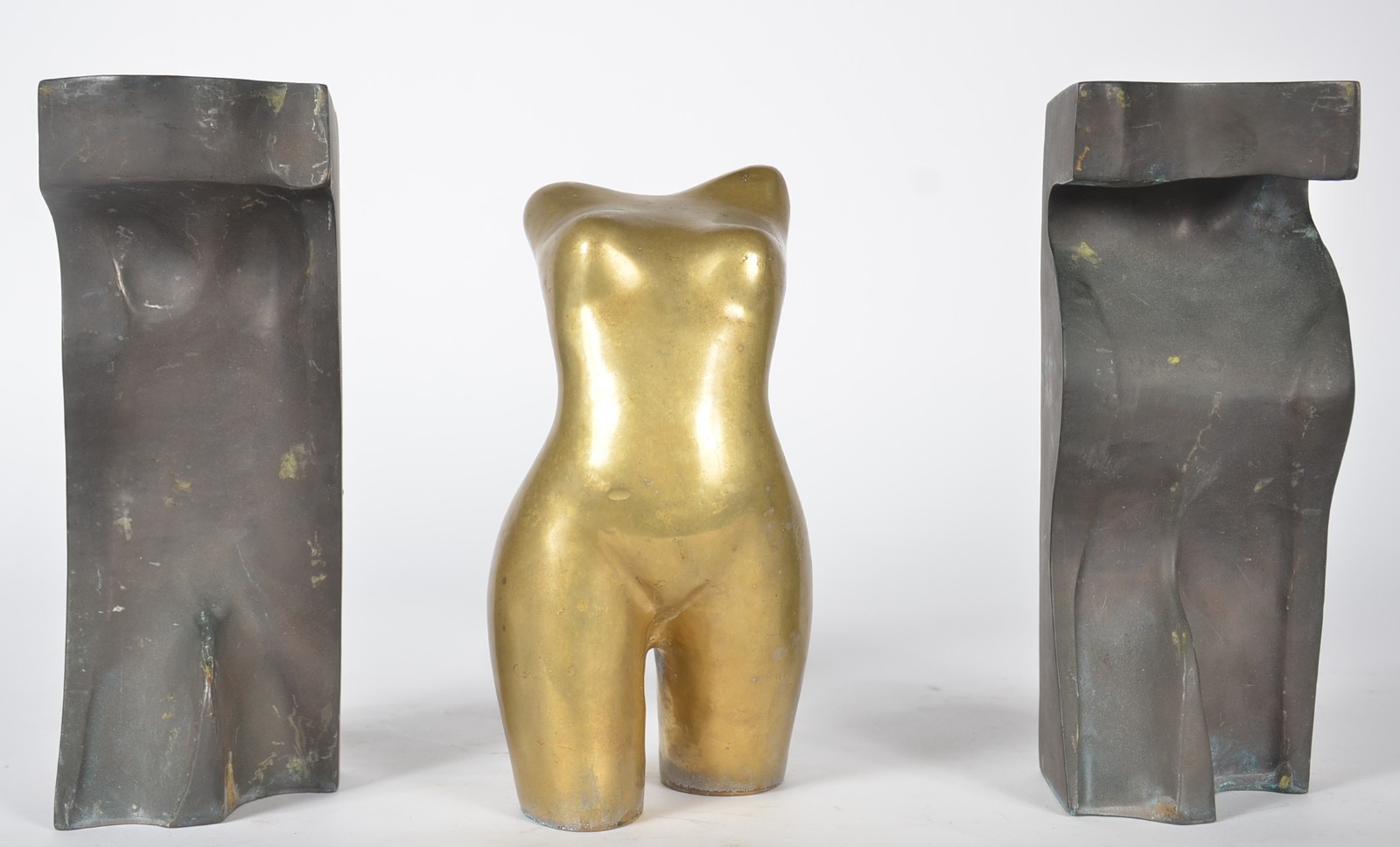 Escultura de bronze representando torso feminino. - foto 5 de 10