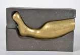 HELIO RODRIGUES ( 1949),  - Escultura de bronze representando torso feminino.