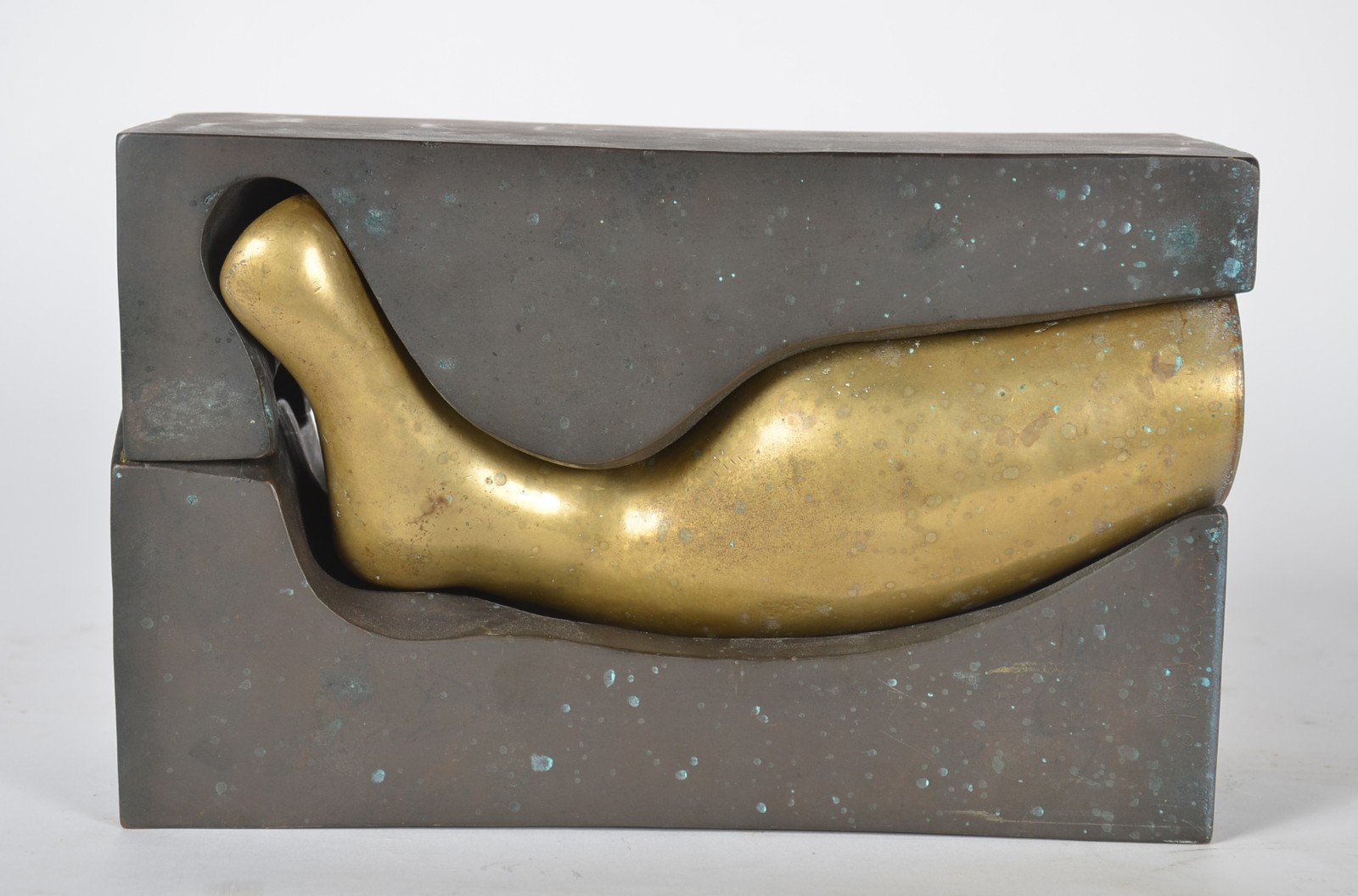 Escultura de bronze representando torso feminino. - foto 6 de 10
