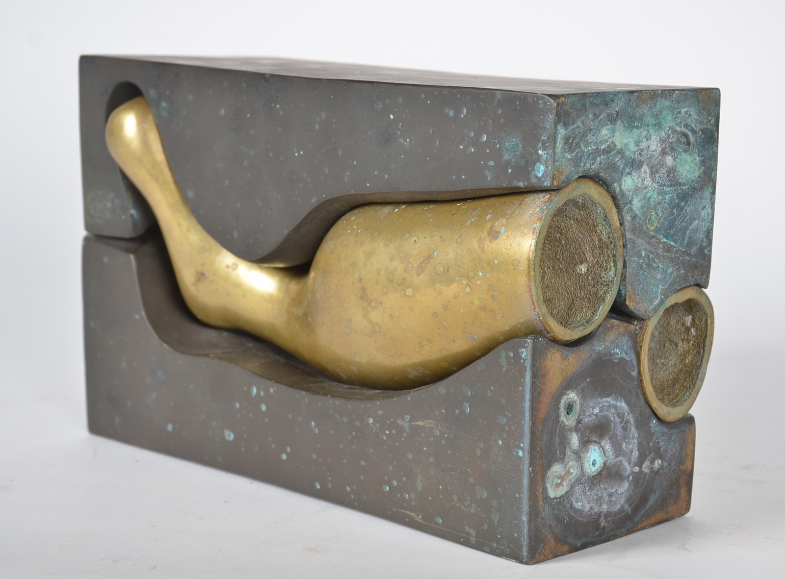 Escultura de bronze representando torso feminino. - foto 9 de 10